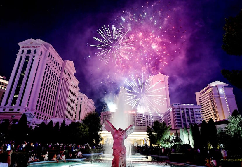 Fuegos artificiales en el Caesars Palace durante una celebración del 4 de julio. (Photo by Denise Truscello/Getty Images for Caesars Entertainment)