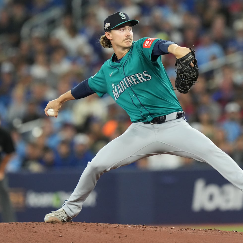El lanzador de los Mariners de Seattle, Bryce Miller, lanzó para el primer partido contra Toronto.