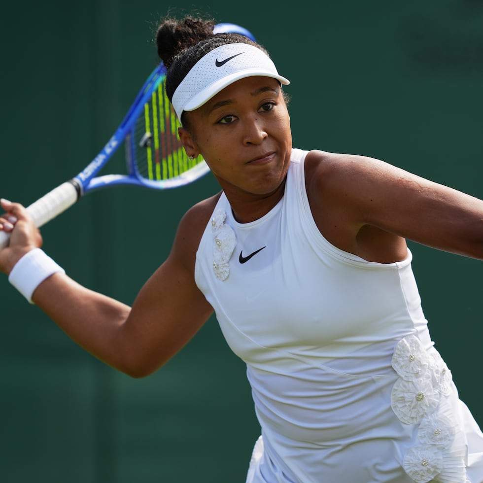 Naomi Osaka, de Japón, devuelve la pelota a Elsa Jacquemot, de Francia, durante su partido de primera ronda del cuadro individual femenino del Campeonato de Wimbledon 2026, en Londres, el lunes 29 de junio de 2026.