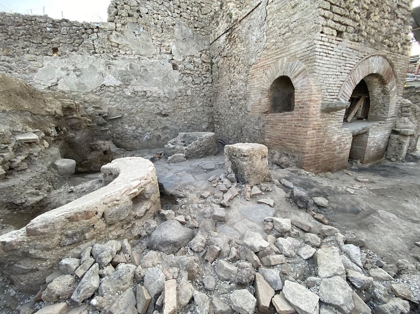 Restos de un "molino-prisión" donde esclavos y animales eran obligados a moler el grano durante jornadas "masacrantes" y que ha sido descubierto en el yacimiento arqueológico de Pompeya, la ciudad romana arrasada por la erupción del volcán Vesubio en el año 79 d.C.