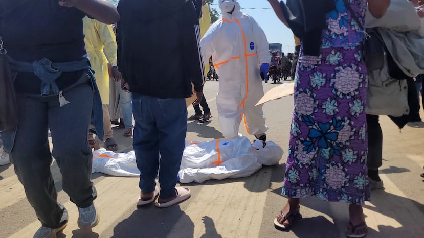 Trabajadores sanitarios en el epicentro del brote de ébola protestan por el impago de sus salarios en la oficina del gobernador provincial en Ituri, al este del Congo, el jueves 6 de agosto de 2026. (Foto AP/Constant Same Bagalwa)