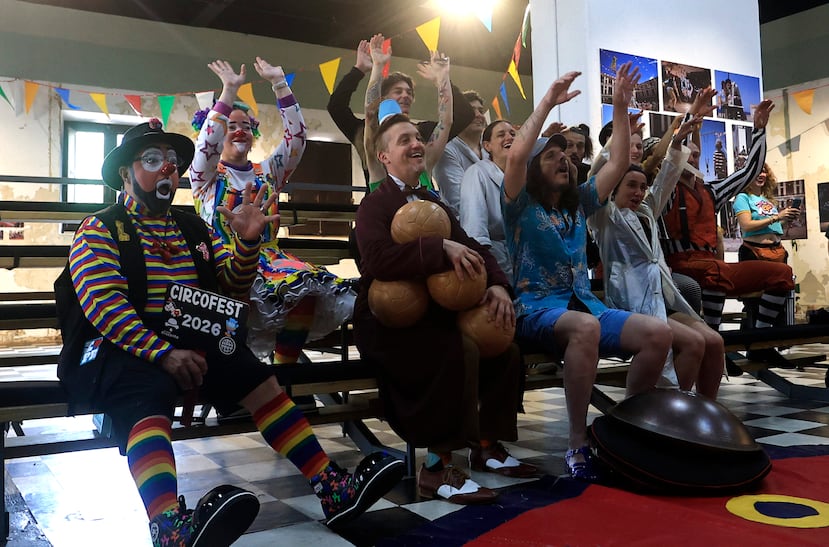 Artistas asisten en El Bastión para anunciar el Festival Circo Fest 2026.
