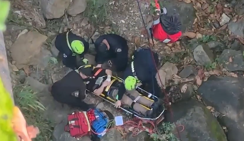 El joven fue rescatado en una camilla atada con sogas debido a la complejidad del área.