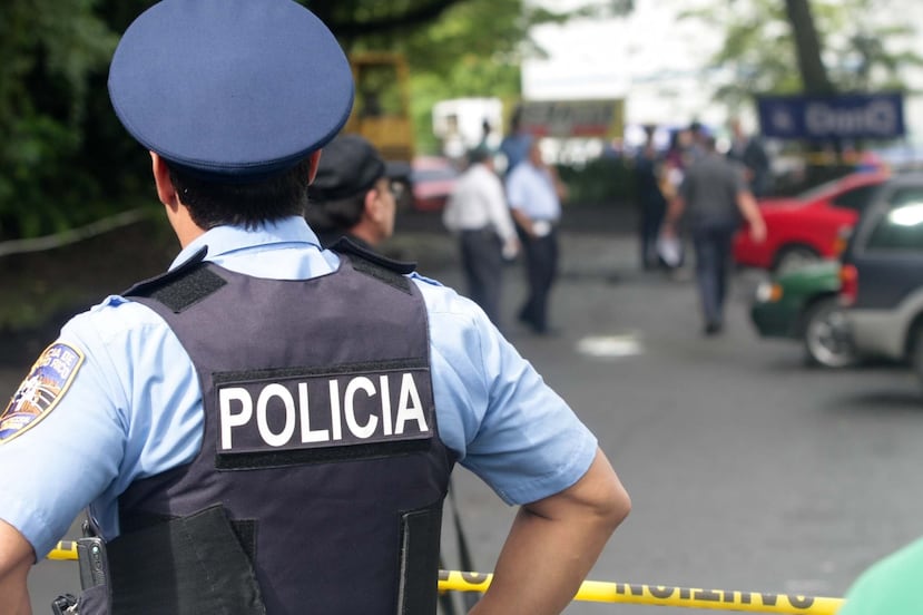El cadáver del joven fue encontrado baleado sobre el pavimento en un área conocida como el sector Cruce. (Archivo GFR Media)