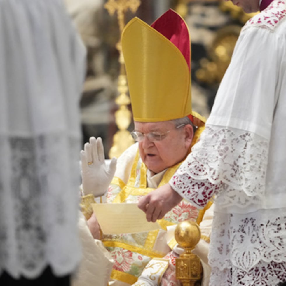 El cardenal Raymond Burke celebró la misa en latín en el Vaticano.