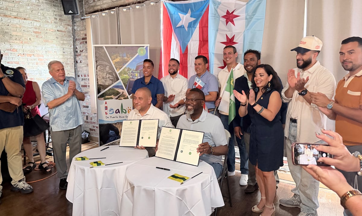 Alcaldes de Chicago e Isabela firman acuerdo de colaboración en la Fiesta Boricua