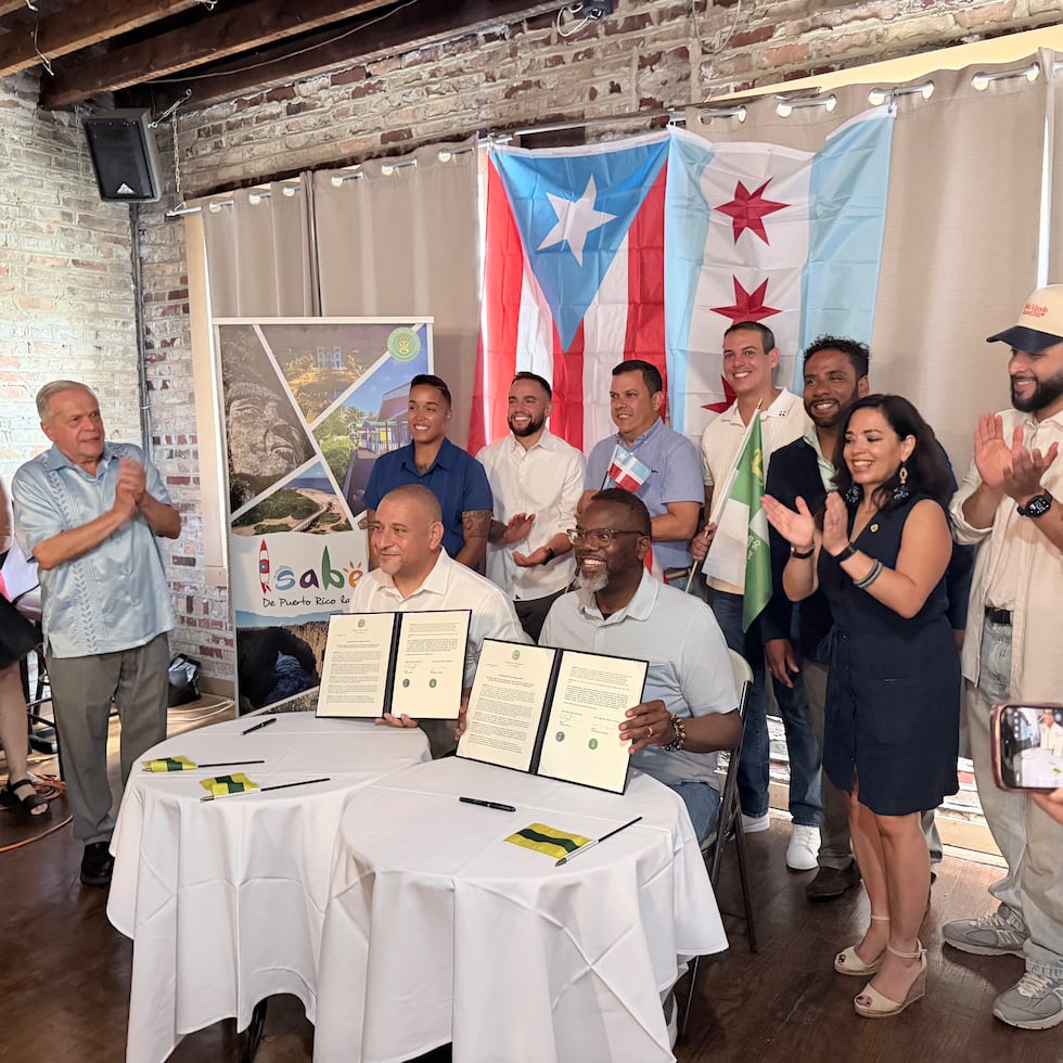 Los alcaldes de Isabela, MIguel Méndez, y Chicago, Brandon Johnson, firmaron el sábado un acuerdo de cooperación.