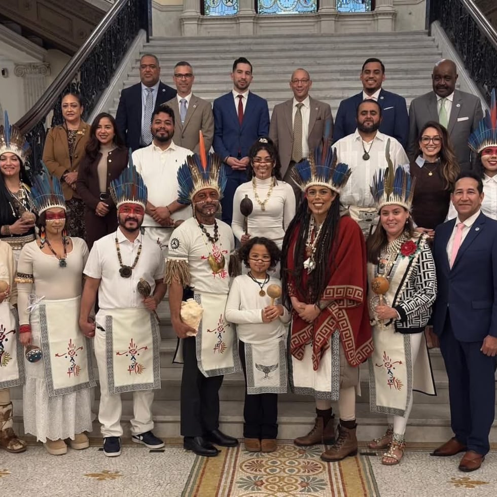 The Massachusetts Legislature -first the Senate and then the House of Representatives- passed resolutions highlighting the cultural richness, language and way of life of the Taino. In the photo, the group after the approval in the House.