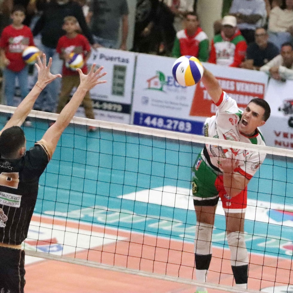 Pelegrin Vargas, de los Caribes de San Sebastián, le tira a este balón en el tercer juego de la serie final el lunes ante los Cafeteros de Yauco.