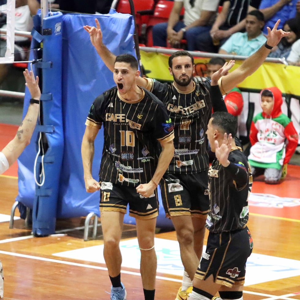 Iván Fernández y sus compañeros de los Cafeteros celebrando un punto en el arranque de la serie final contra los Caribes.
