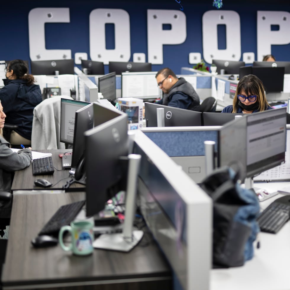 Entre los contratistas afectados, hay trabajadores sociales que atienden presencialmente a víctimas de violencia doméstica en el Centro de Operaciones y Procesamiento de Órdenes de Protección.