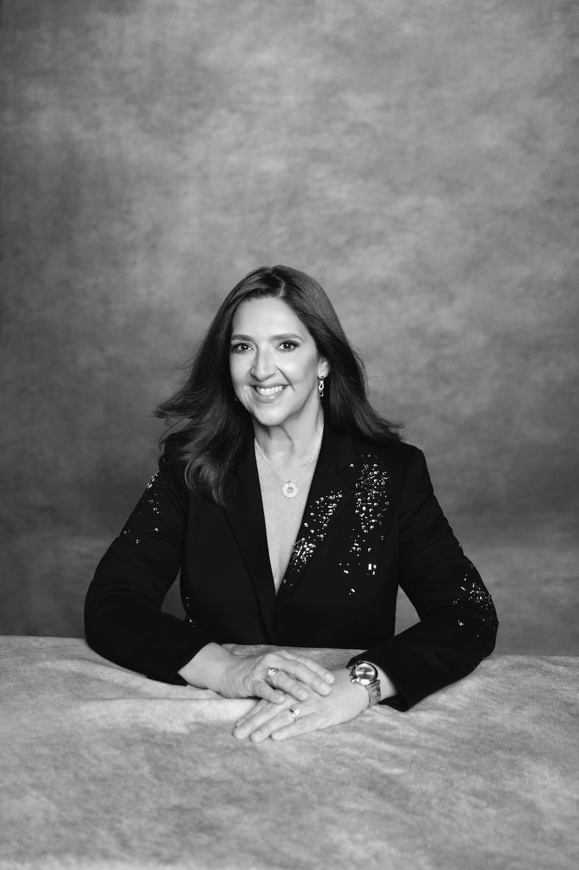 "Stylist": Claudia Madrid | Asistencia: Andrea Sofía Reverón| Joyería: John Hardy de Reinhold Jewelers Plaza las Américas | Apoyo de maquillaje en el “set”: George Pérez Cantres de House of Mua | Piso del estudio: Viva Carpets.