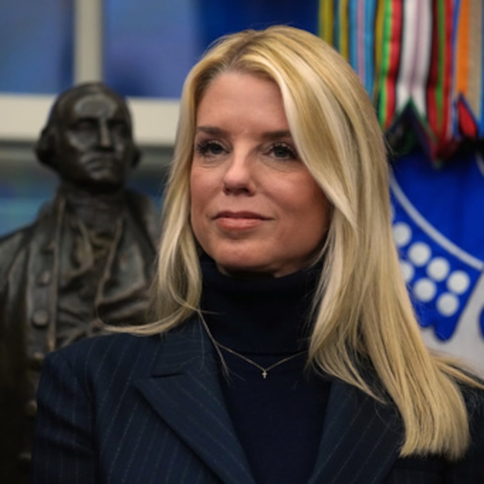 Bondi dijo a CNN que está recibiendo tratamiento, que se sometió a una cirugía hace unas semanas y que “se encuentra bien”.