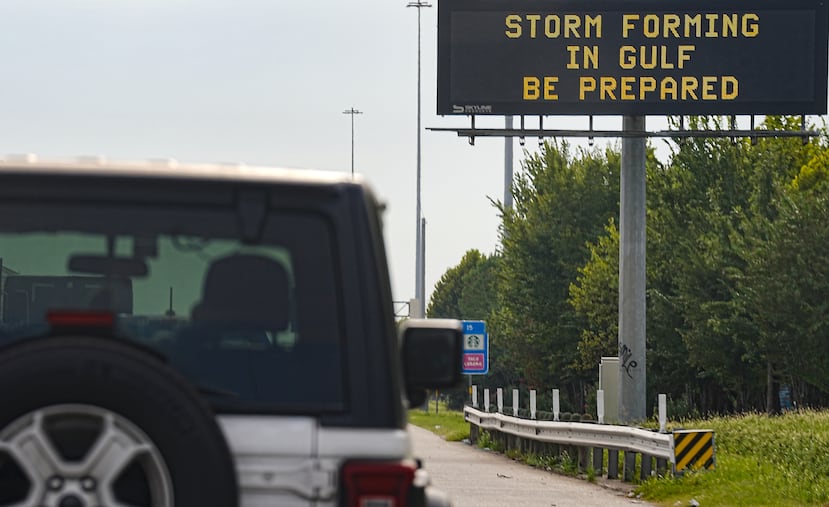 Automovilistas pasan junto a letreros del Departamento de Transporte de Texas en la I-610 mientras la tormenta tropical Edouard se acerca a Houston, el martes 1 de septiembre de 2026. (Elizabeth Conley/Houston Chronicle vía AP)
