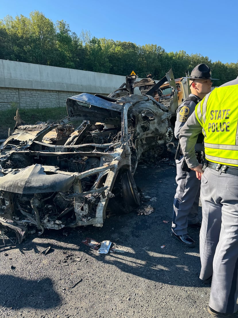 Esta fotografía, facilitada por la Policía Estatal de Virginia, muestra el lugar de un accidente fatal en el que se vio involucrado un autobús en la Interestatal 95, cerca de Quantico, Virginia, el viernes 29 de mayo de 2026. (Policía Estatal de Virginia vía AP)