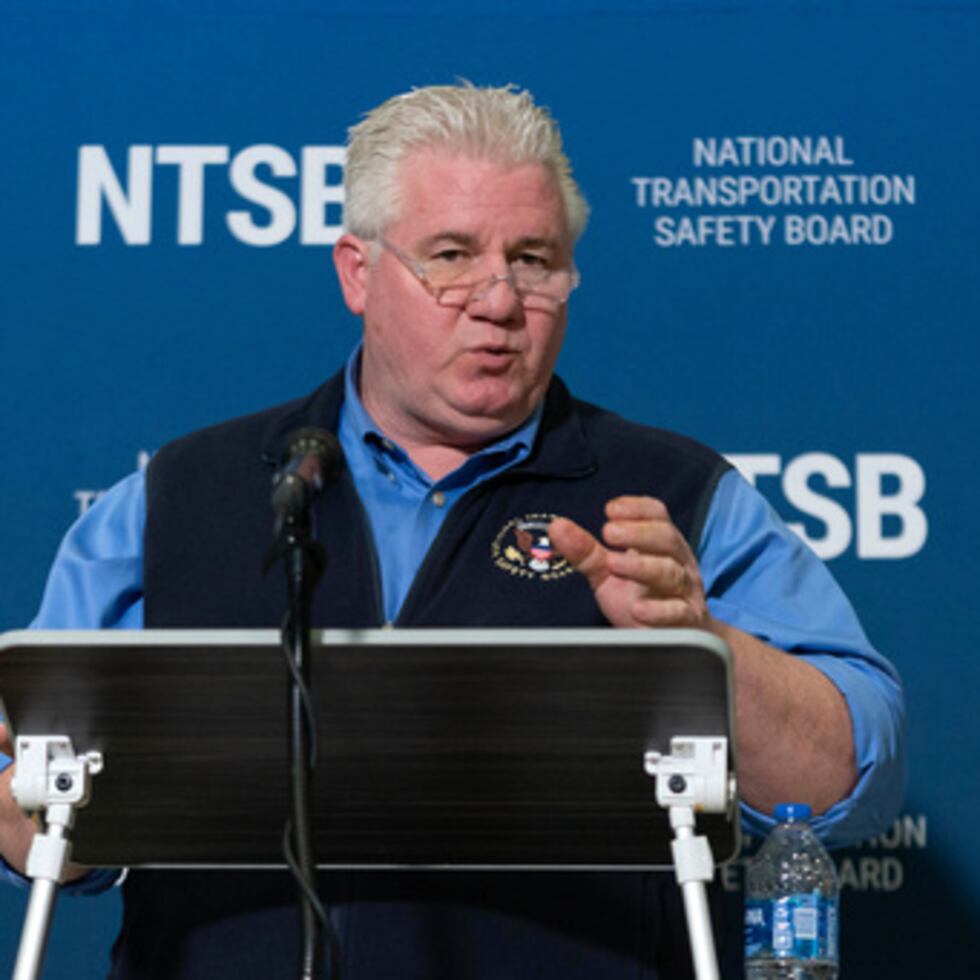 La NTSB tiene una junta de cinco personas, pero en su página web el domingo sólo aparecían tres miembros.