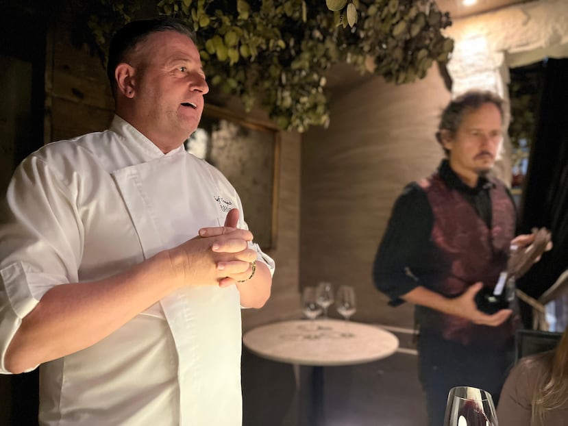 A la izquierda, el chef David Chaymol, junto al sumiller Reynaldo J. Hernández, quienes le dieron la bienvenida a los participantes de la degustación.