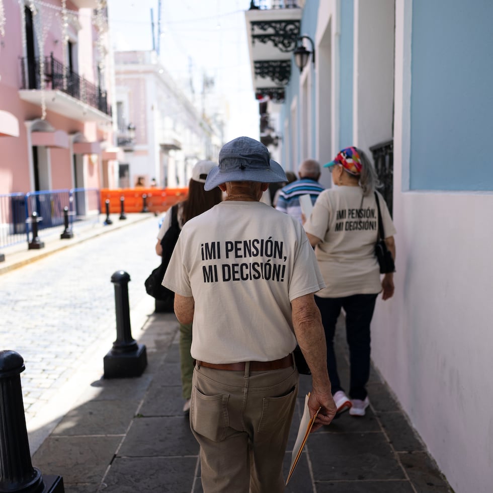 En esta foto de archivo, miembros de la organización Construyamos Otro Acuerdo visitan La Fortaleza para entregar cartas que exigían acción inmediata sobre las necesidades socioeconómicas de las personas retiradas, el 21 de abril de 2025.