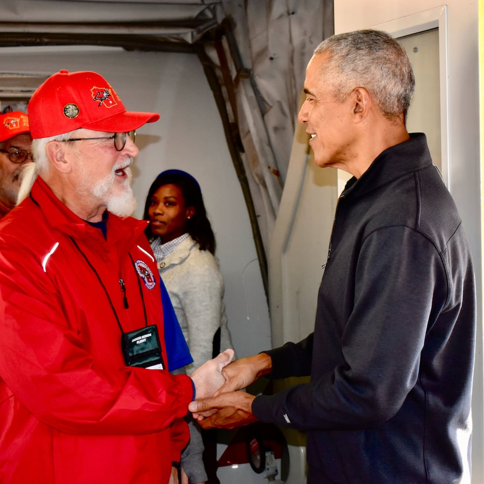Barack Obama saluda a uno de los veteranos que llegaron en el vuelo de honor a Washington DC.