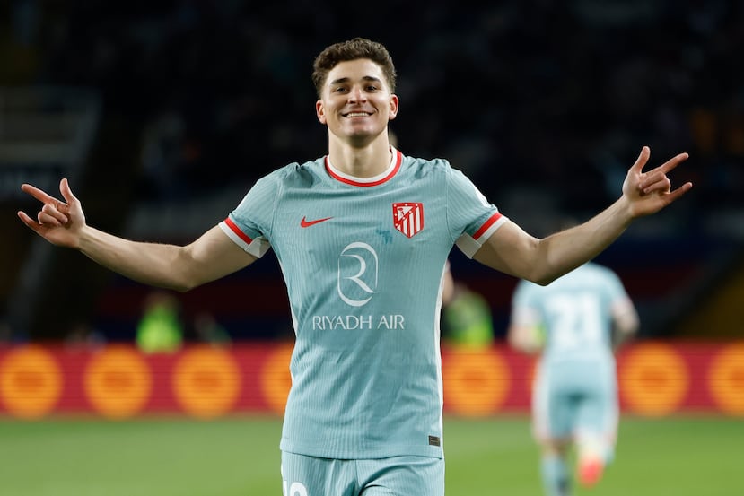 El argentino Julián Álvarez, aquí en uniforme del Atlético de Madrid, es pretendido por los grandes clubes europeos, especialmente el FC Barcelona.