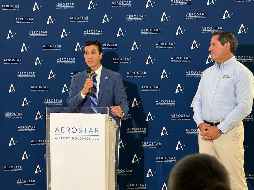 Jesús Serrano, director federal de Seguridad de TSA para Puerto Rico, y Jorge Hernández, presidente de Aerostar Airports Holding Puerto Rico.