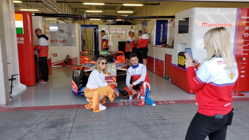 Pascal Wehrlein, del equipo Mahindra Racing, posa con una fanática antes de la carrera. (Francisco Javier Díaz)