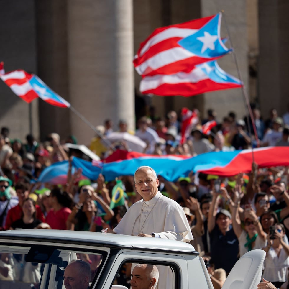 El Papa León XIV, en la foto, llega a la plaza de San Pedro, en el Vaticano. (foto de archivo).