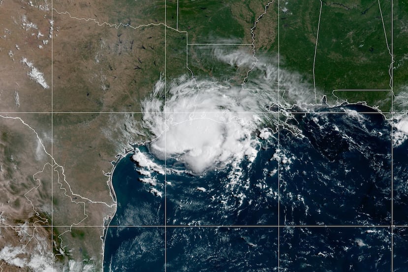 Esta imagen satelital proporcionada por la NOAA muestra la tormenta tropical Edouard sobre el Golfo de México, el martes 1 de septiembre de 2026. (NOAA vía AP)
