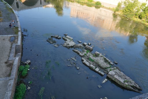Imagen de la cobertura de: Sequía en Roma deja al descubierto restos de un antiguo puente en el río Tíber