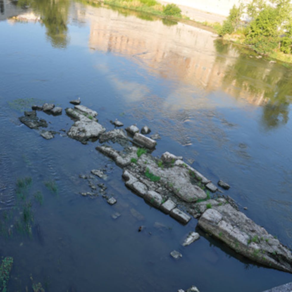 Las ruinas del antiguo puente romano de Nerón afloran del lecho del río Tíber a causa de la sequía, en Roma.