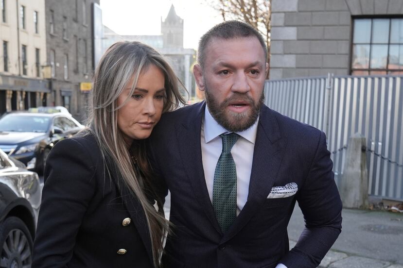 Conor McGregor es acompañado de su pareja Dee Devlin en una corte en Dublín, Irlanda.