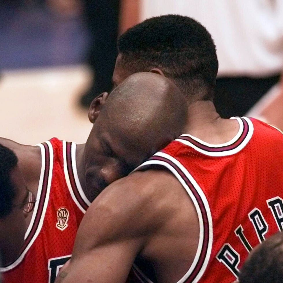 Michael Jordan, de los Bulls de Chicago, se desploma en los brazos de su compañero de equipo Scottie Pippen, a la derecha, al final del Juego 5 de las Finales de la NBA contra el Jazz de Utah, el 11 de junio de 1997, en Salt Lake City. (AP Photo/Susan Ragan, Archivo)