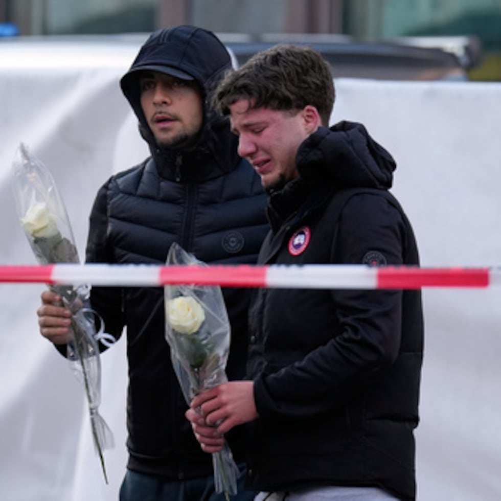 La gente lleva flores al bar sellado Le Constellation en Crans-Montana, Alpes suizos, Suiza, el sábado 3 de enero de 2026, donde un devastador incendio dejó muertos y heridos durante las celebraciones de Año Nuevo.