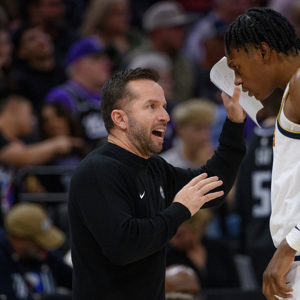 En esta foto de archivo de la pasada temporada, José Juan Barea le da instrucciones a Peyton Watson, como asistente del dirigente de los Nuggets.