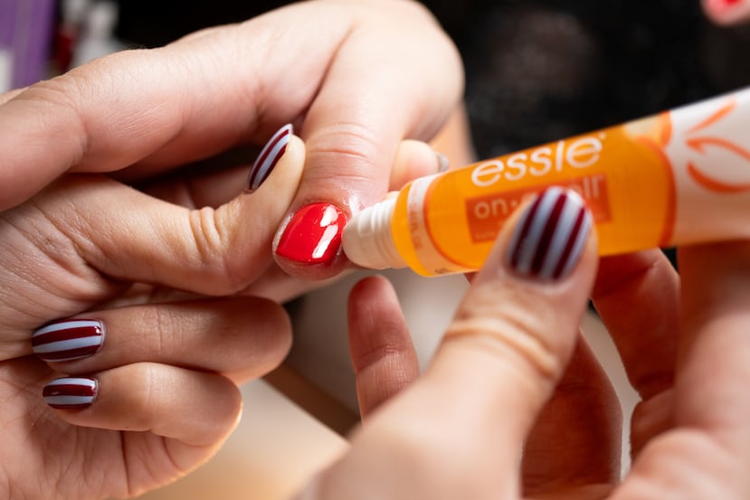 Essie On A Roll Apricot Nail & Cuticle Oil es ideal para remover cutículas y preparar la uña.