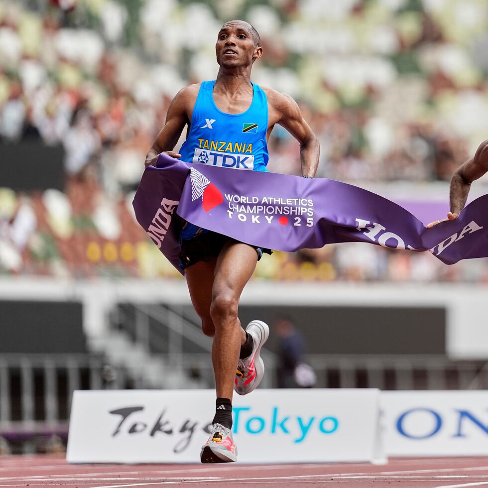 Alphonce Felix Simbu, a la izquierda, gana el oro sobre Amanal Petros en el Mundial de Atletismo.