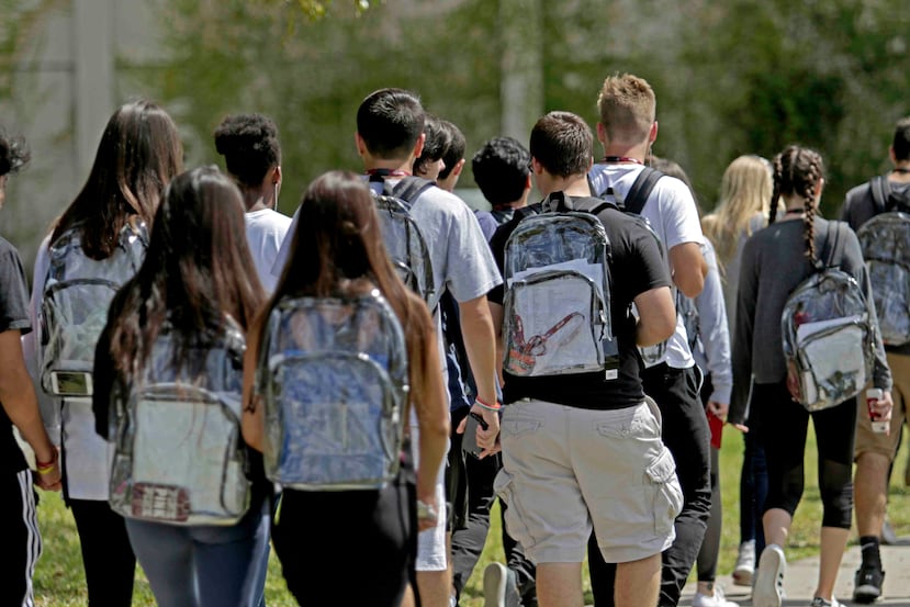 Unos estudiantes de la secundaria Marjory Stoneman Douglas de Parkland vistes mochilas transparentes. (AP)