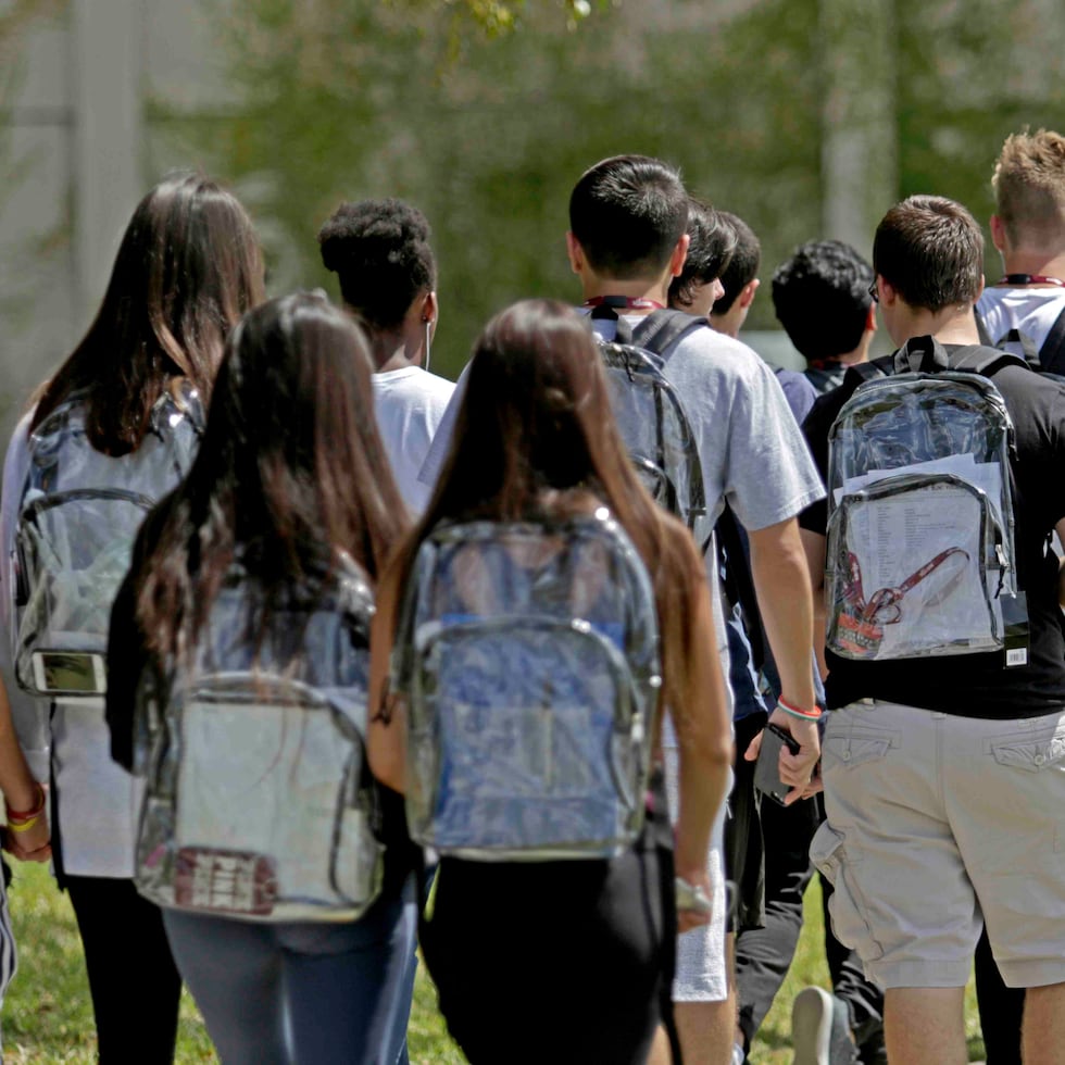 Según los autores del proyecto de ley, las mochilas transparentes permiten “la detección inmediata” de artículos prohibidos en las escuelas públicas. (AP)
