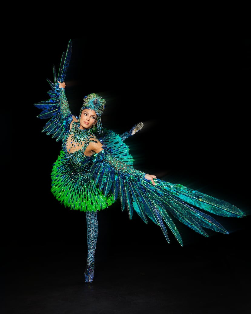 Zashely Alicea llevará a Tailandia la creación, diseñada y confeccionada por Joshuan Aponte. Se titula “El Zumbador de Puerto Rico”, y está inspirada en la majestuosidad del zumbador esmeralda de Puerto Rico.