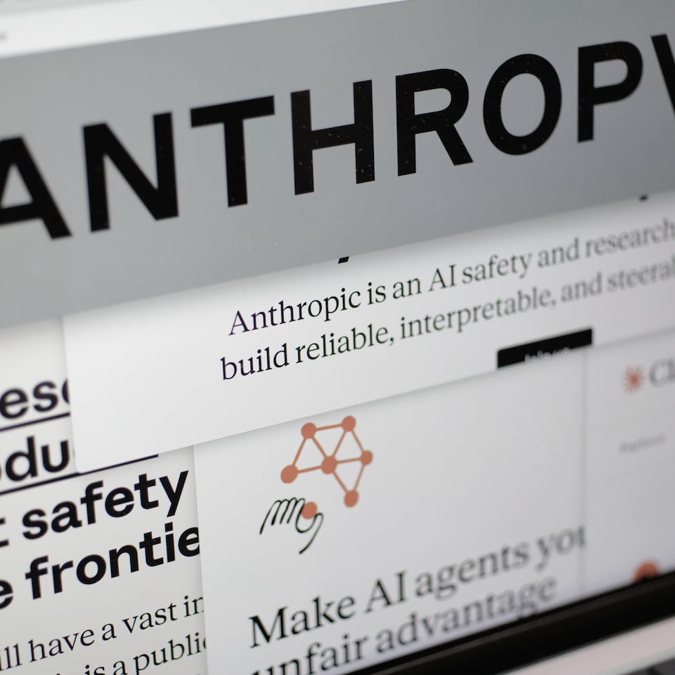ARCHIVO – Páginas del sitio web de Anthropic y el logotipo de la empresa en la pantalla de una computadora en Nueva York.