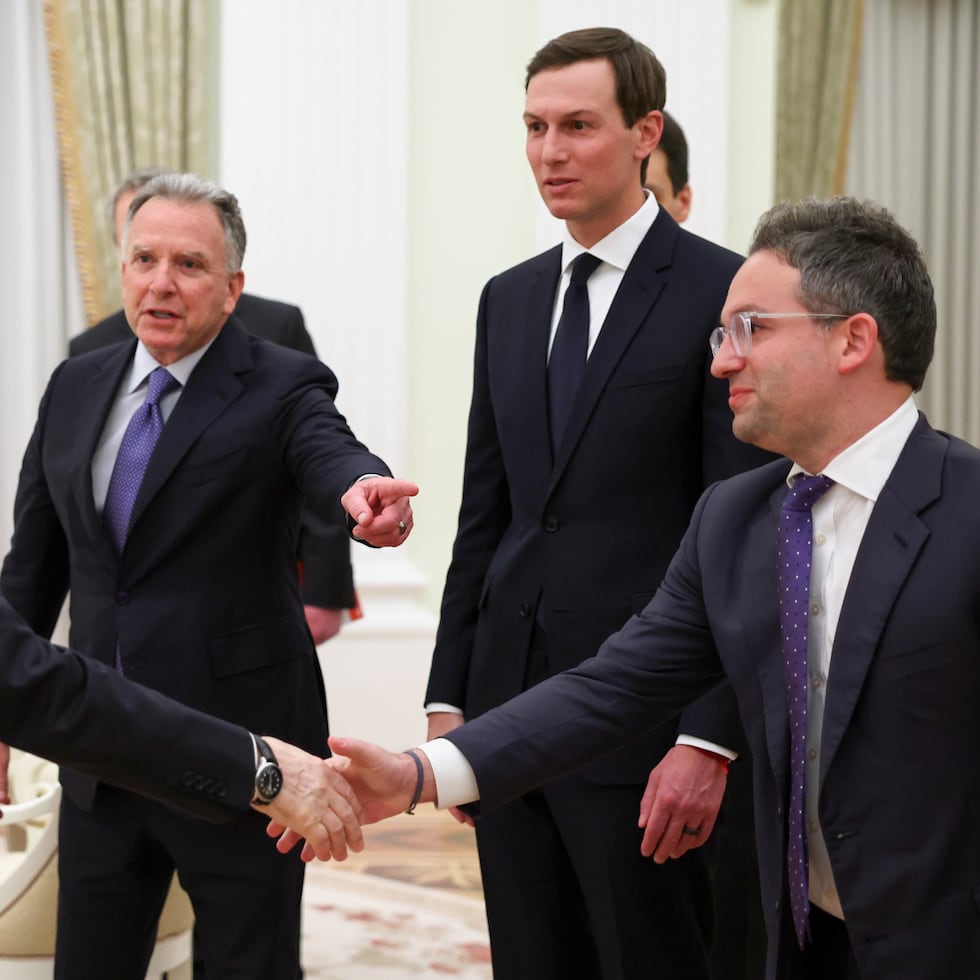 El presidente de Rusia, Vladímir Putin (izquierda), saluda a los enviados de su homólogo estadounidense Steve Witkoff (centro, izquierda), Jared Kushner (segundo por la derecha) y Josh Gruenbaum, jefe del Servicio Federal de Adquisiciones de la Administración de Servicios Generales, en el Palacio del Senado, en el Kremlin, Moscú, el 22 de enero de 2026.