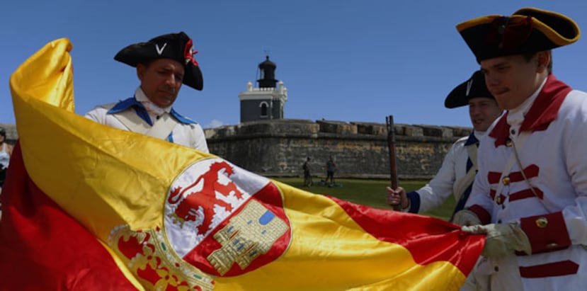 Este año, por primera vez, se procedió a izar durante la recreación en el Castillo de San Felipe del Morro la bandera española que se utilizaba en aquellos años en Puerto Rico. (EFE)