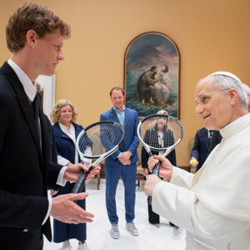 El italiano Jannik Sinner, a la izquierda, comparte un momento de luz con el Papa León XIV con motivo de su encuentro en el Vaticano.