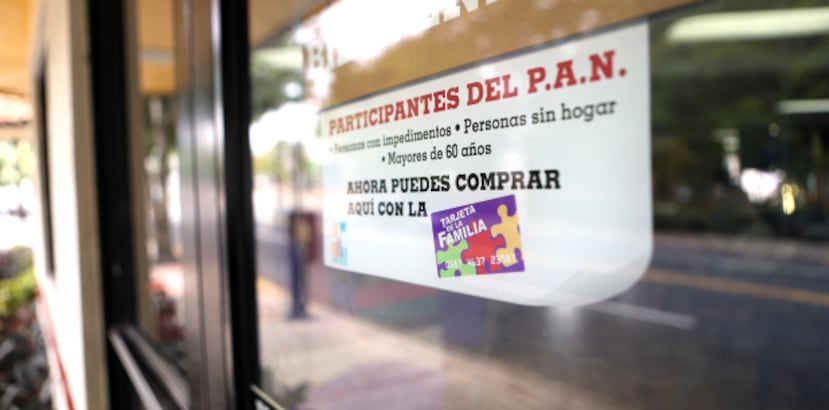 Solo tienen sistema 660 de los 2,885 establecimientos autorizados a recibir pagos con la tarjeta del PAN. (Archivo)