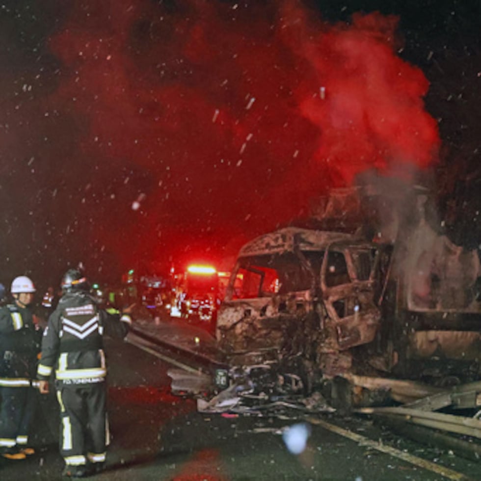 El choque de los camiones bloqueó partes de la autopista, y los autos que venían detrás no pudieron frenar en la superficie nevada.