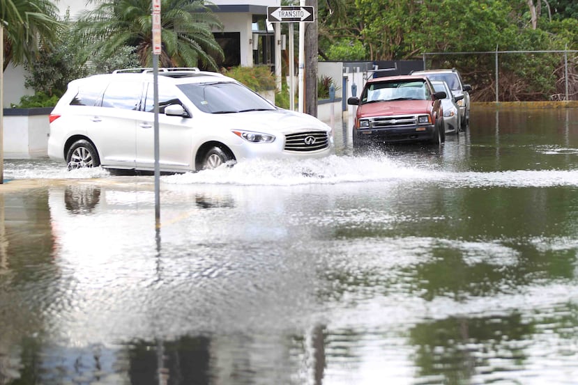Calles inundadas en el área del Condado porque las marejadas provocaron que la laguna se desbordara.