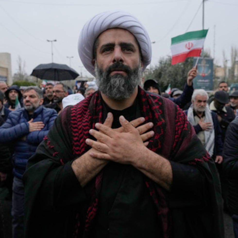 Un clérigo se golpea el pecho mientras llora durante el cortejo fúnebre del ministro de inteligencia iraní Esmail Khatib y, según funcionarios iraníes, su esposa e hija, en Teherán, Irán, viernes 20 de marzo.