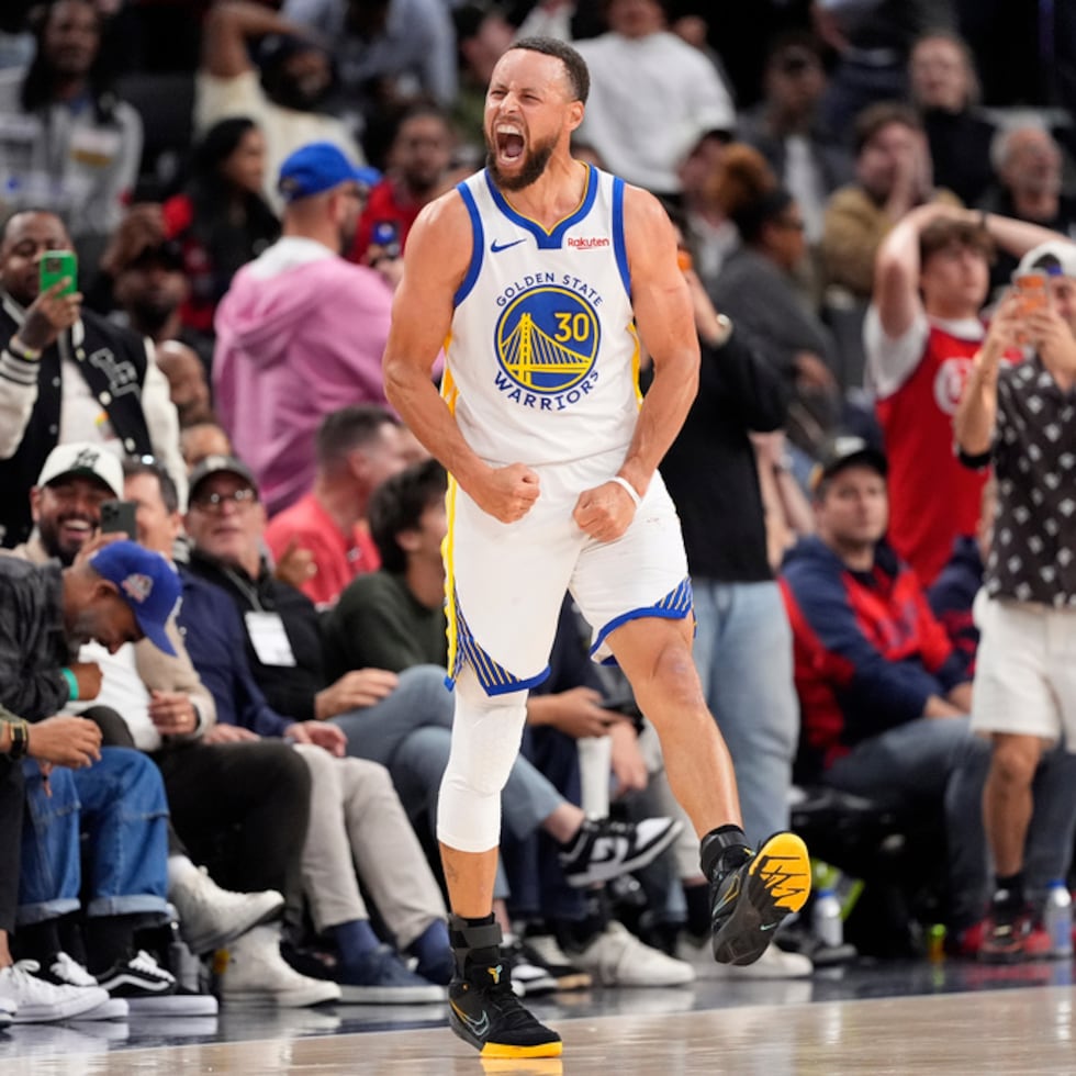 El armador de los Warriors, Stephen Curry, celebra tras anotar durante la segunda mitad en el juego de play-in ante los Clippers.
