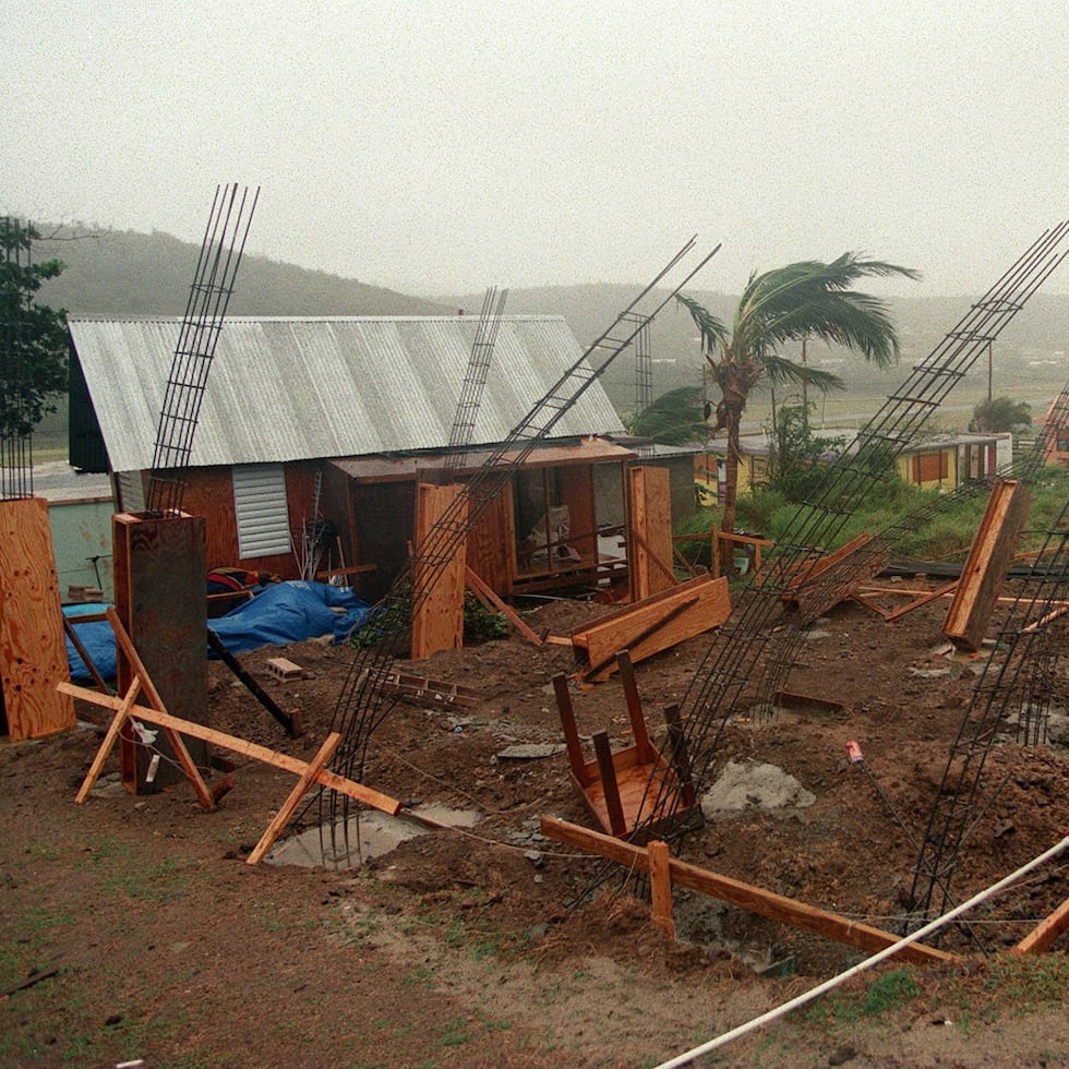 Culebra: los fuertes vientos del huracán Bertha impactan una estructura en construcción en Villa Clark, que muestra los efectos del sistema atmosférico.