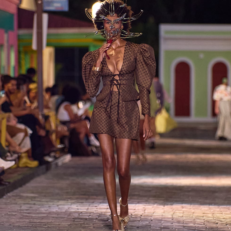 Los "looks" del desfile recorrieron una década de creatividad, reinterpretando colecciones anteriores y mostrando la identidad que Herman Nadal ha construido a lo largo de su trayectoria